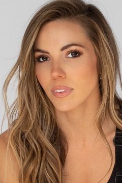 Courtney Blythe Turk interpreta Isabel