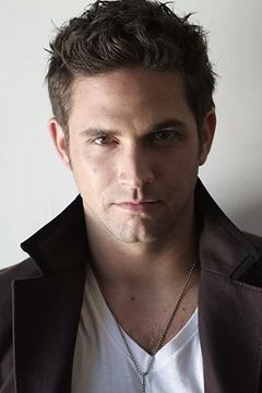 Brandon Barash interpreta Ray