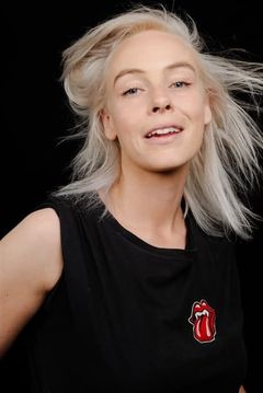Holly-Rose Clegg interpreta London Dinner Guest