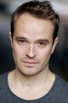 Oliver Dimsdale interpreta Adjutant