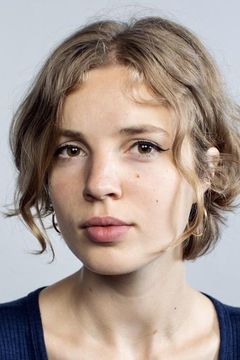 Alix Henzelin interpreta Julia