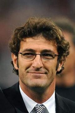 Ciro Ferrara interpreta un giocatore della partita a calcio