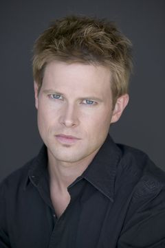 Nate Haden interpreta Ryan Seacrest Look-A-Like