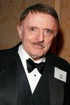 John Astin interpreta Bill Andrews