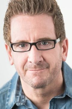 Chad Wright interpreta Executive
