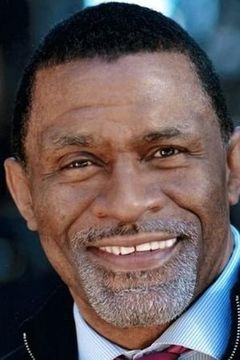 Jerome Preston Bates interpreta Desk Sergeant