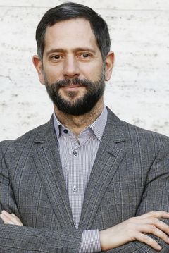 Lorenzo Lavia interpreta Giorgio Sironi