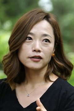 Yoon Jin-seong interpreta Park Myeong-ja