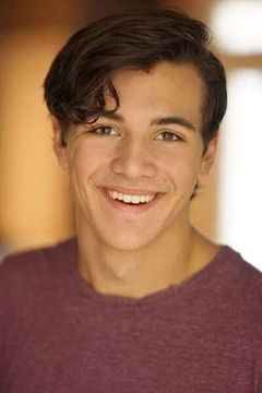 Connor Jones interpreta Young Pete