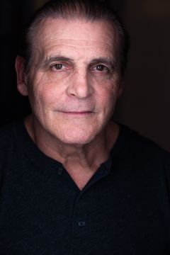Kenneth Simmons interpreta Agent (uncredited)