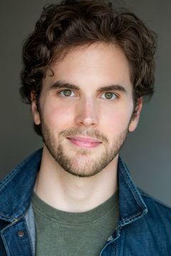 Austin Arnold interpreta Ted