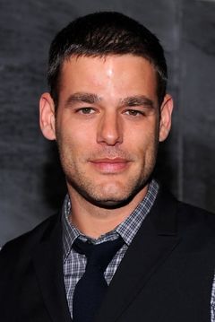 Ivan Sergei interpreta Jack Hunter