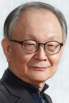 Kim Jae-geon interpreta Chairman Kim Chun-oh
