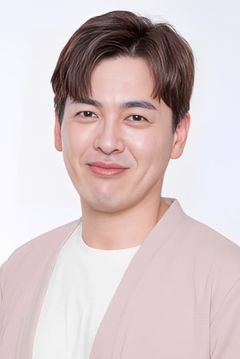 Bae Geon-sik interpreta Writer (uncredited) / Temporary government position