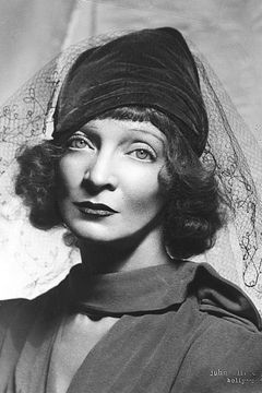 Estelle Winwood interpreta Sheelah Sugrue