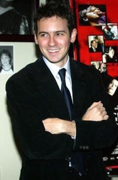 Dan Harris interpreta Officer Sirrah