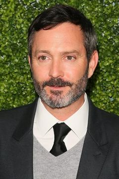Thomas Lennon interpreta Dr. Bill Dowd
