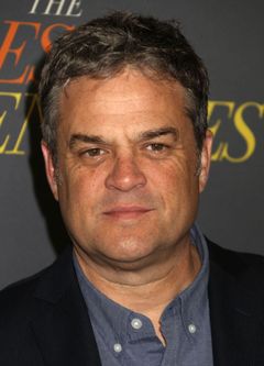 Robin Bissell interpreta Commercial Announcer (voice)