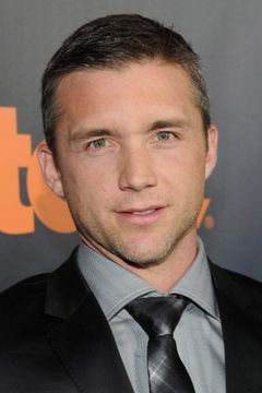 Jeff Hephner interpreta Harold the Room Service Waiter