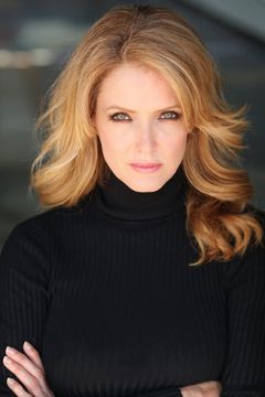 Deena Dill interpreta Reporter