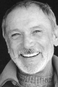 Warren Burton interpreta Phillip Hamilton