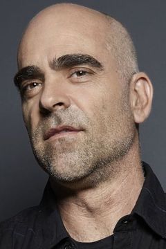 Luis Tosar interpreta César