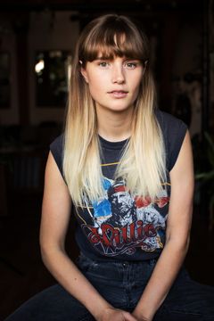Libby Osler interpreta Ellie Ward