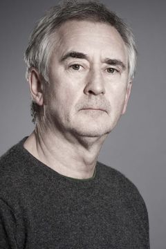 Denis Lawson interpreta Peter Syme