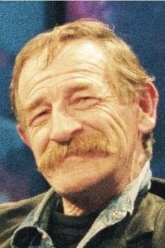 Jer O'Leary interpreta English General (uncredited)