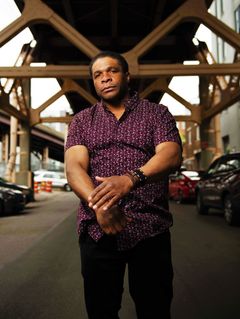 Kelvin Hale interpreta Drug room door security (uncredited)