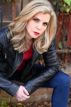 Nicole Sellars interpreta Horde Reporter