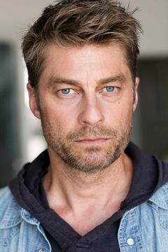 Jamison Jones interpreta Logan Sawyer