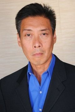 François Chau interpreta Detective Johnny Chou