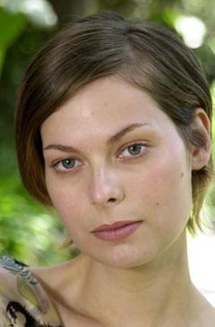 Carmen Llywelyn interpreta Rob’s Girlfriend