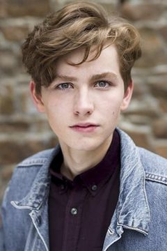 Joshua Shea interpreta Young Newt (13-16 Years Old)
