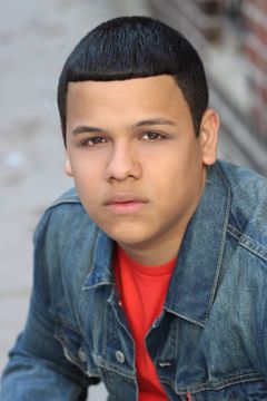 Nicholas Daniel Gonzalez interpreta Zach