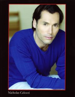 Nicholas Celozzi interpreta Man in High Hat Bar