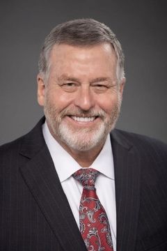 John Raley interpreta Defense Lawyer 2