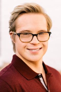 Cole Sibus interpreta Ansel Parios