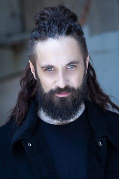 Evan Seidlitz interpreta Bartender (uncredited)