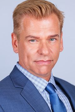 Todd Sherry interpreta KAOS Office Worker