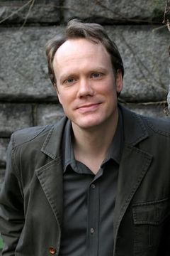 Andrew Garman interpreta Dr. Hardy Woodrup