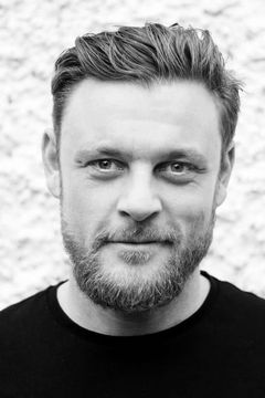 Kris Johnson interpreta Bedevere