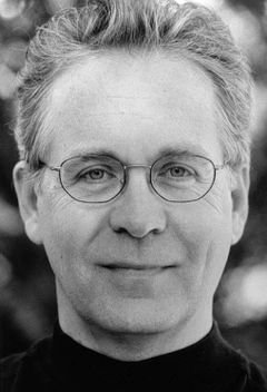 Mark Frost interpreta Reesy