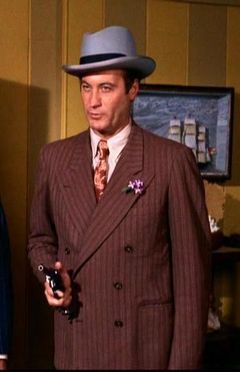 Ronald Knight interpreta Older Male Executive