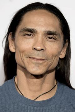 Zahn McClarnon interpreta Sam Sixkiller
