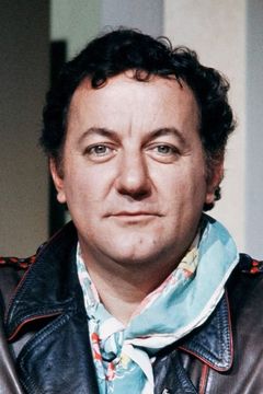 Coluche interpreta Oscar Pilli
