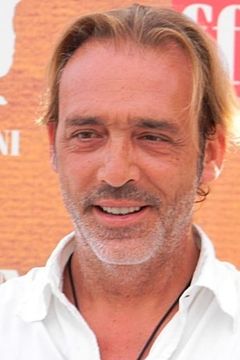 Luca Ward interpreta Father