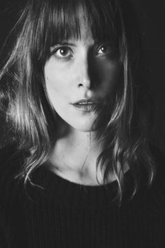 Hannah Britland interpreta Terri