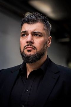 Imad Mardnli interpreta Bodyguard #1